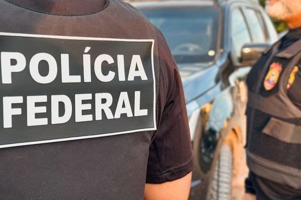 Agentes da Polícia Federal durante cumprimento de mandados na Operação Âmbitus