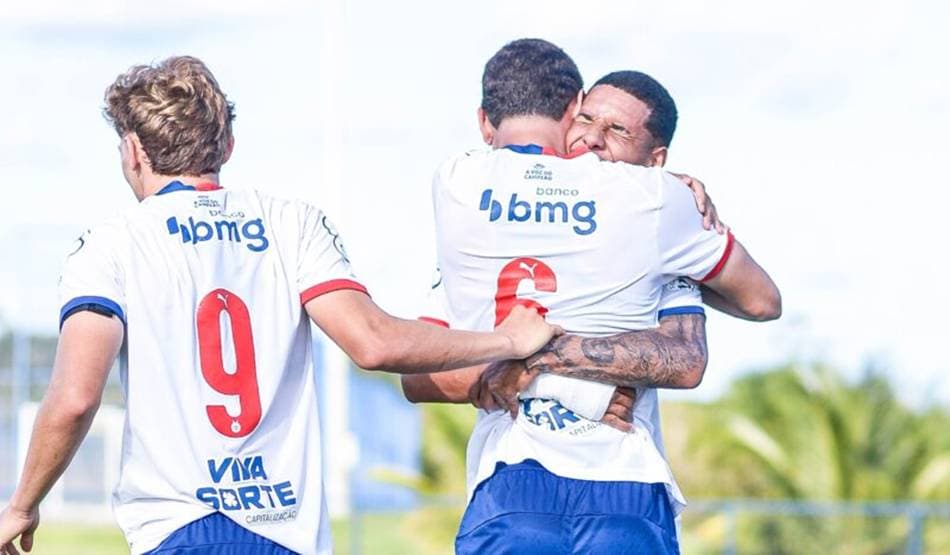 Jogadores do Bahia sub-20 comemoram gol durante partida no CT Evaristo de Macedo
