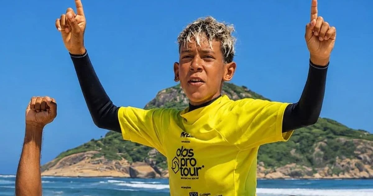 Surfista baiano Davi Lucca em ação nas ondas durante competição de surfe