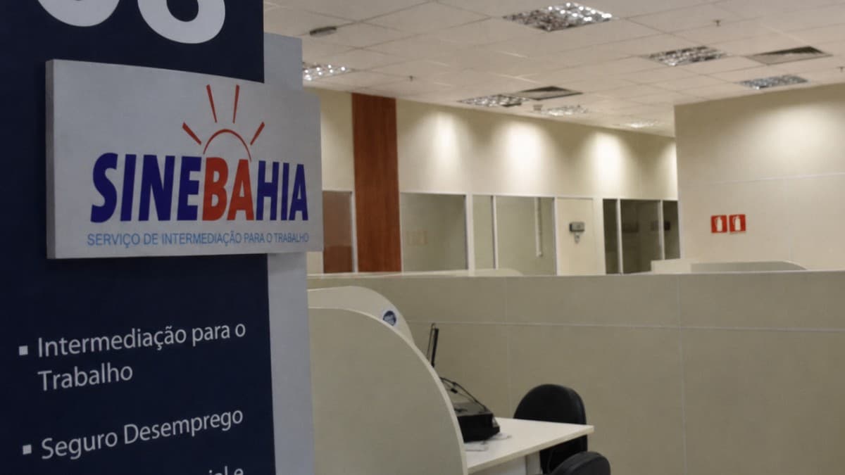 Painel de vagas de emprego do SineBahia em unidade de atendimento