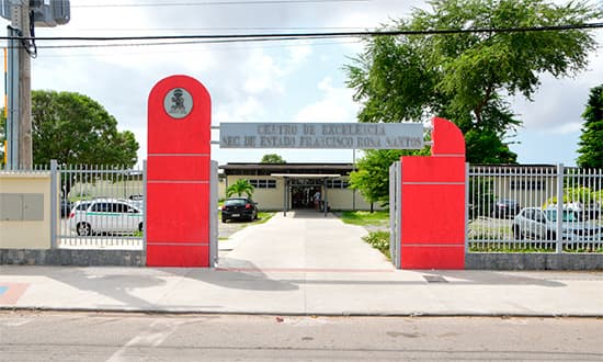 Corredor de escola estadual vazio, com portas de salas de aula fechadas