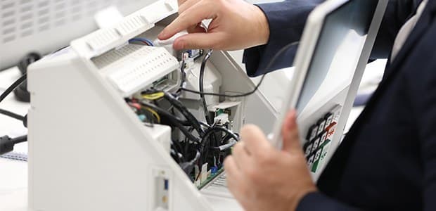 Técnico abre urna eletrônica durante demonstração do TRE-BA em Salvador