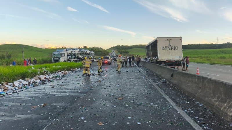 Caminhão de bebidas após colidir contra mureta da BR-101 em Capela, Sergipe