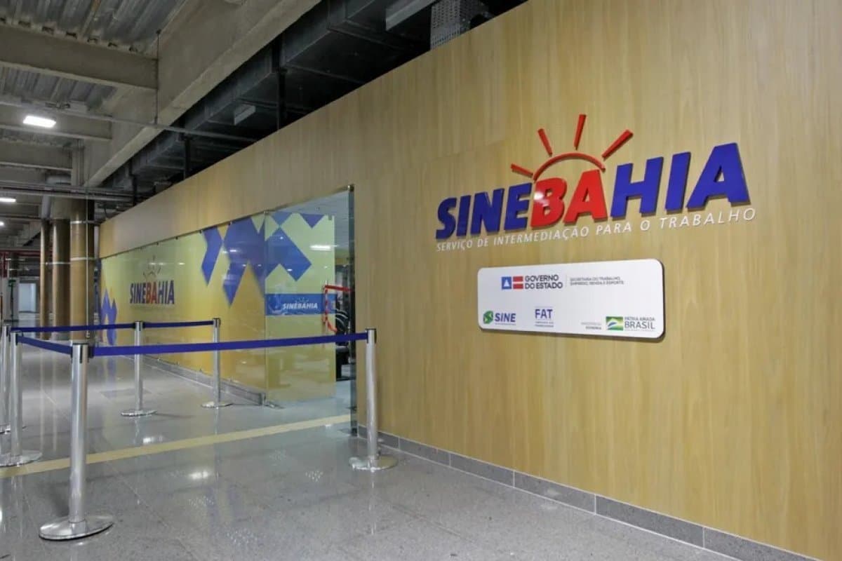 Trabalhadores aguardam atendimento em unidade do SineBahia na Bahia
