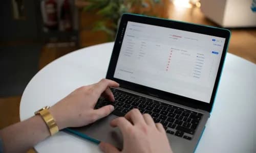 Pessoa segurando smartphone com tela de compra de ingresso online