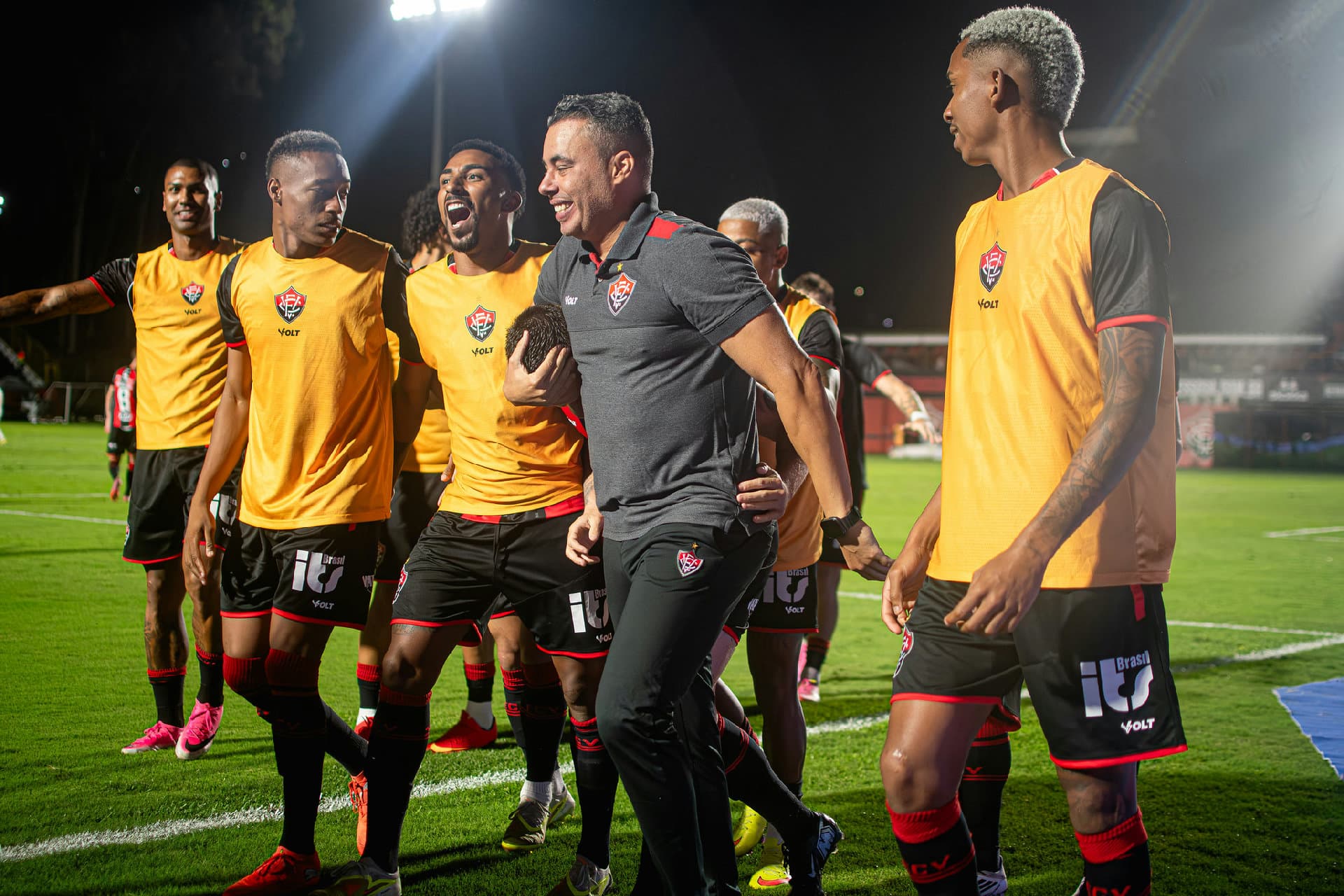 Técnico Jair Ventura gesticulando à beira do campo durante partida do Vitória no Barradão
