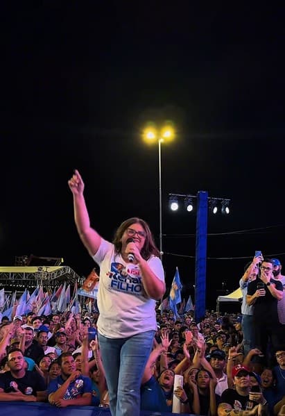 Prefeita Ziane Costa discursa em palanque político durante lançamento de candidatura ao governo de Alagoas