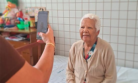 Aposentado usando smartphone para realizar prova de vida pelo aplicativo Meu RPPS