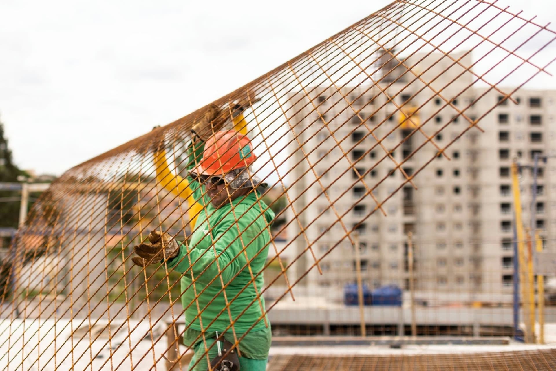Trabalhadores da construção civil em canteiro de obras da MRV