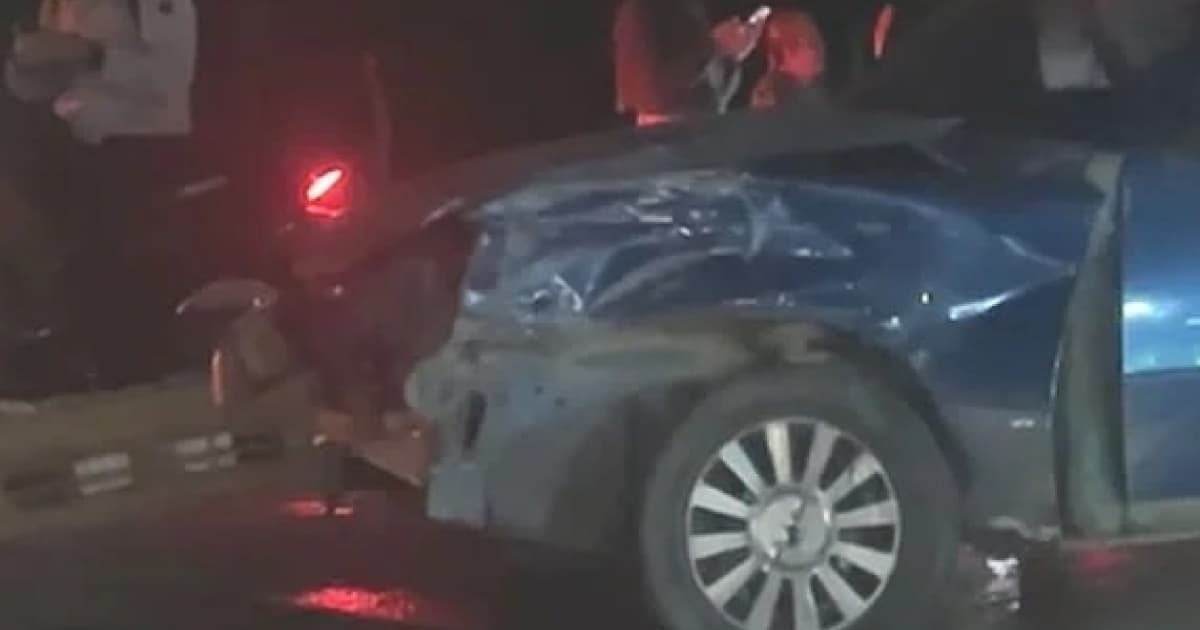 Veículos com danos na parte dianteira após colisão frontal na BR-324 em Capim Grosso, Bahia