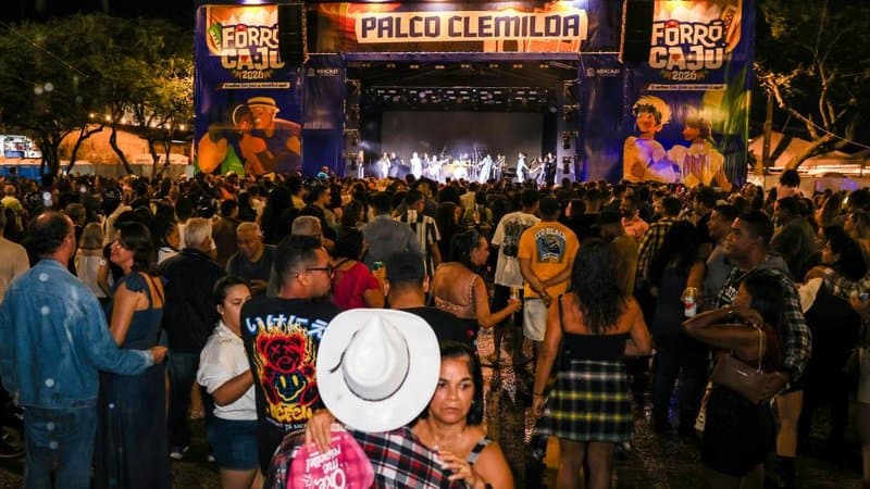 Palco do Forró Caju 2026 no bairro Santos Dumont, Aracaju, com público presente durante os shows juninos