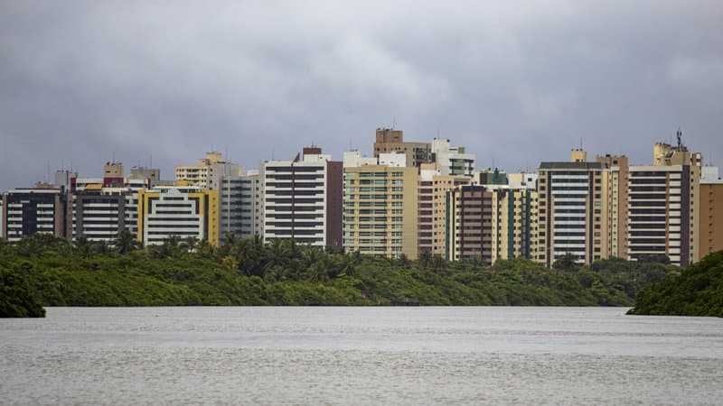 Nuvens carregadas sobre Aracaju com previsão de chuva e vento forte