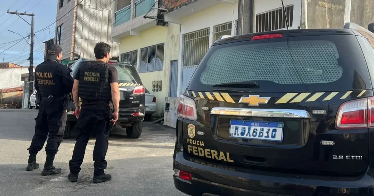 Agentes da Polícia Federal durante operação de busca e apreensão