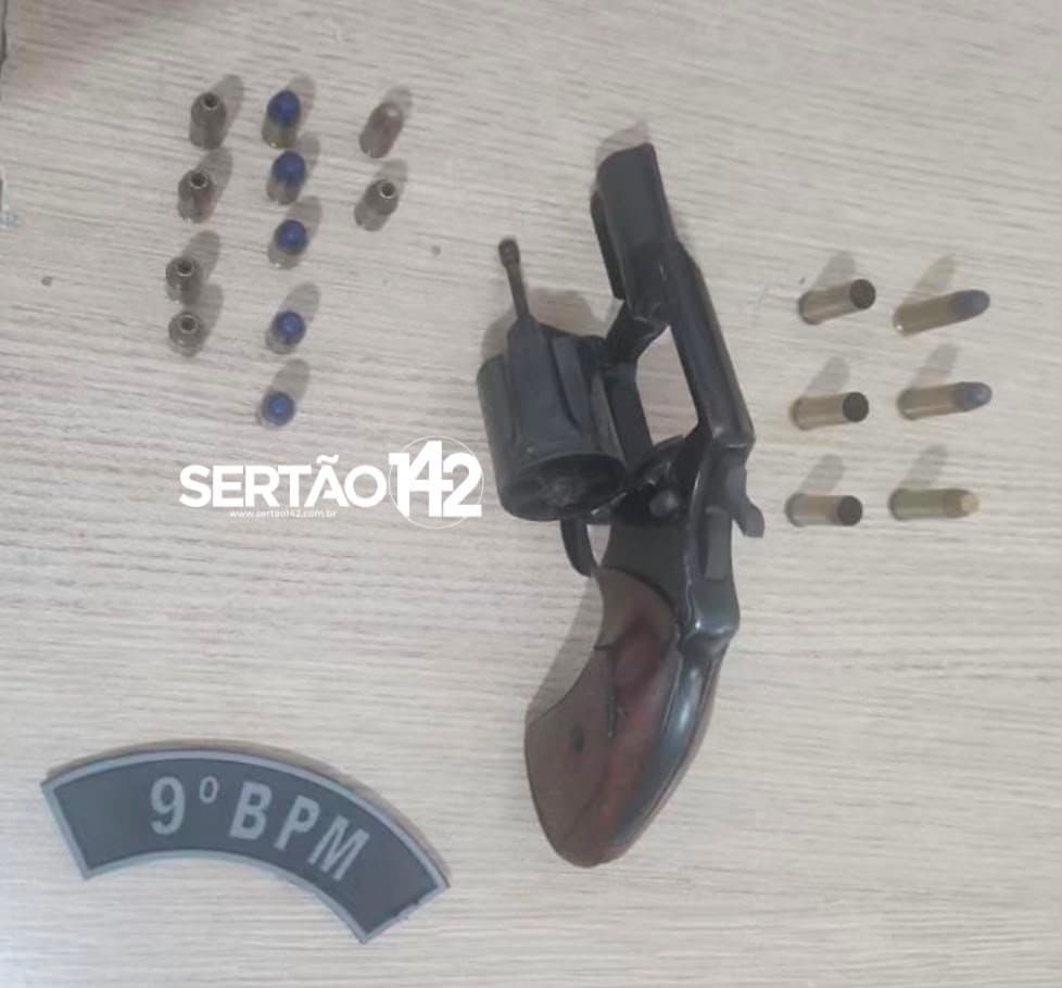 Revólver e munições apreendidos pela Polícia Militar em Água Branca, Alagoas