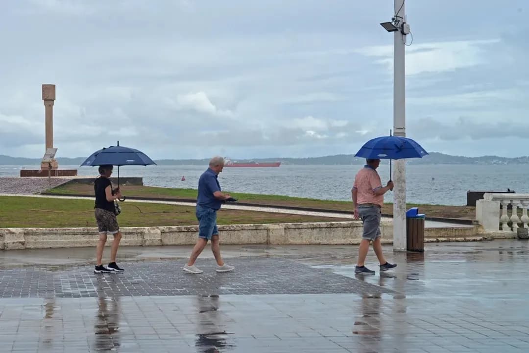 Céu encoberto com nuvens carregadas sobre cidade baiana durante alerta de chuvas intensas