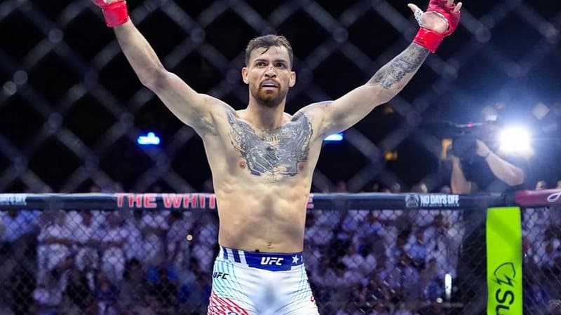 Maurício Ruffy celebra nocaute sobre Michael Chandler no UFC Freedom 250 na Casa Branca