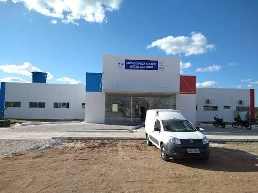 Viatura da Polícia Militar em frente a posto de saúde no sertão de Alagoas
