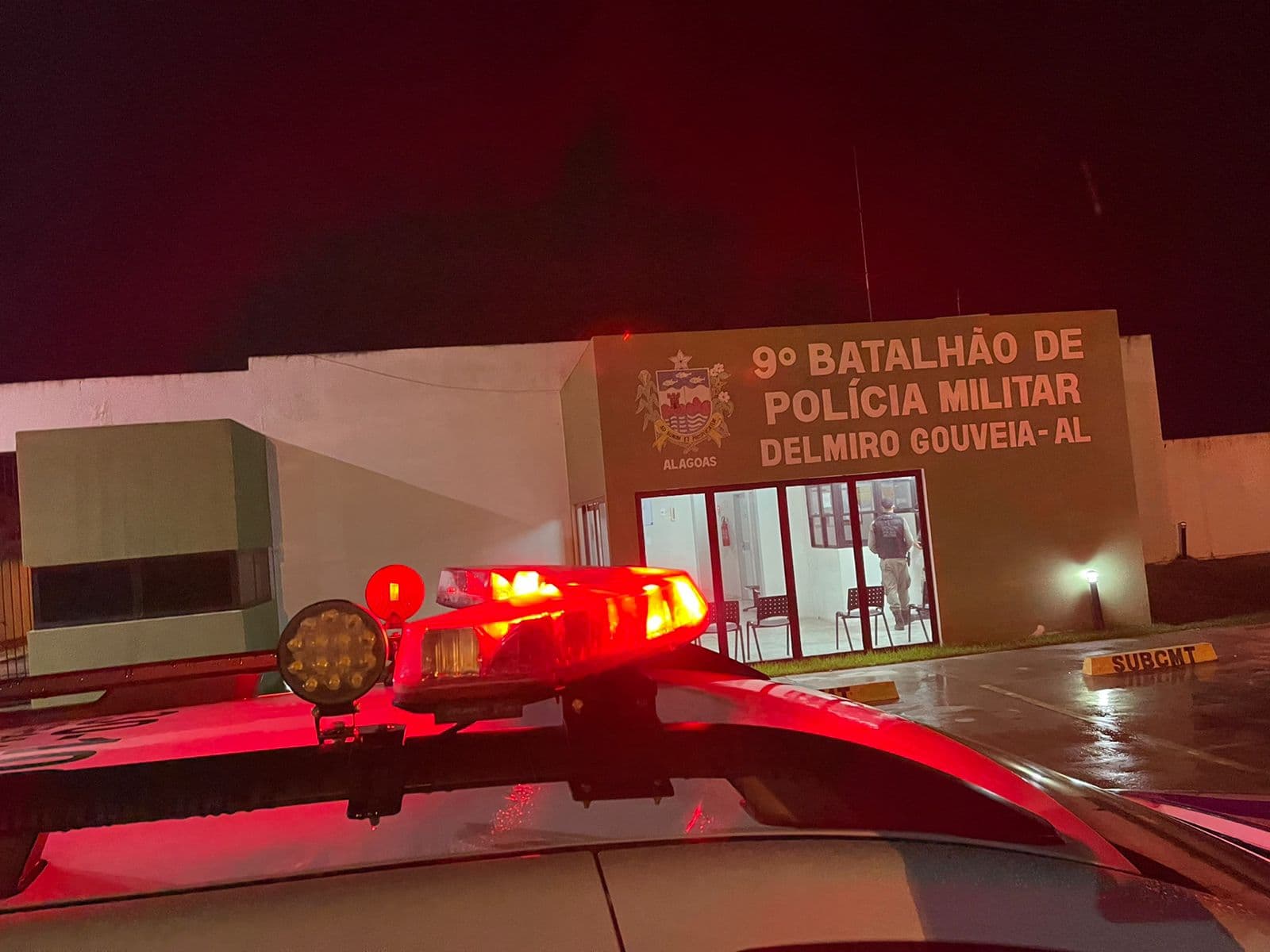 Viatura da Polícia Militar em frente a residência durante ocorrência de violência doméstica em Delmiro Gouveia