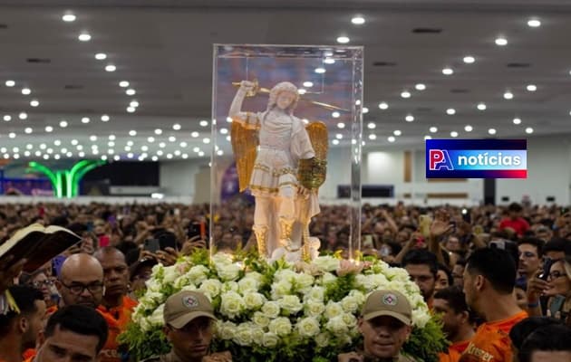 Imagem peregrina de São Miguel Arcanjo em procissão durante a missão A Grande Reconquista do Instituto Hesed