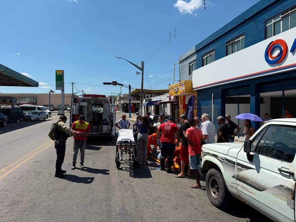Motocicleta Honda Biz no asfalto após acidente de trânsito em via urbana