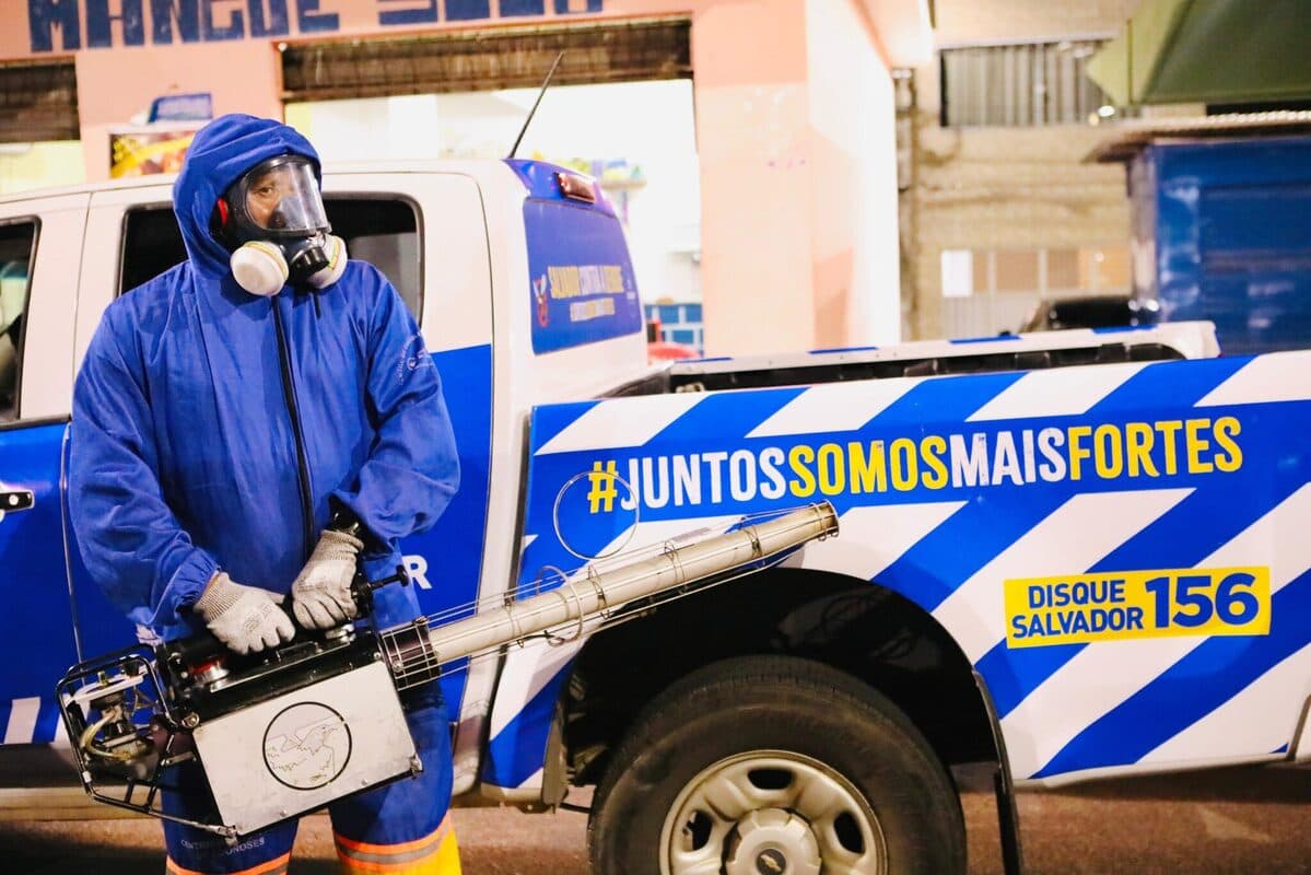 Carro de fumacê percorrendo rua de bairro em Salvador durante operação de combate ao Aedes aegypti