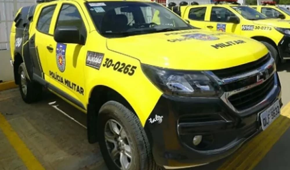 Viatura da Polícia Militar em frente a residência durante ocorrência de violência doméstica em Delmiro Gouveia
