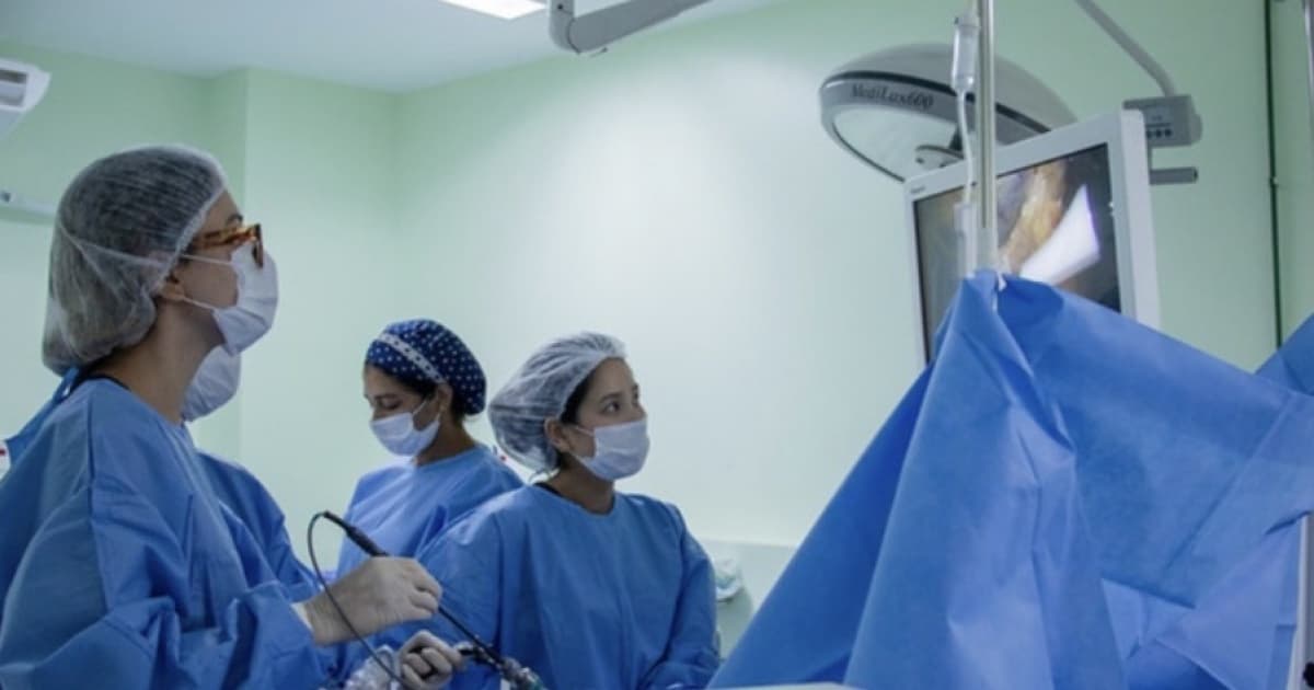 Sala cirúrgica de hospital público durante procedimento pelo SUS no programa Agora Tem Especialistas