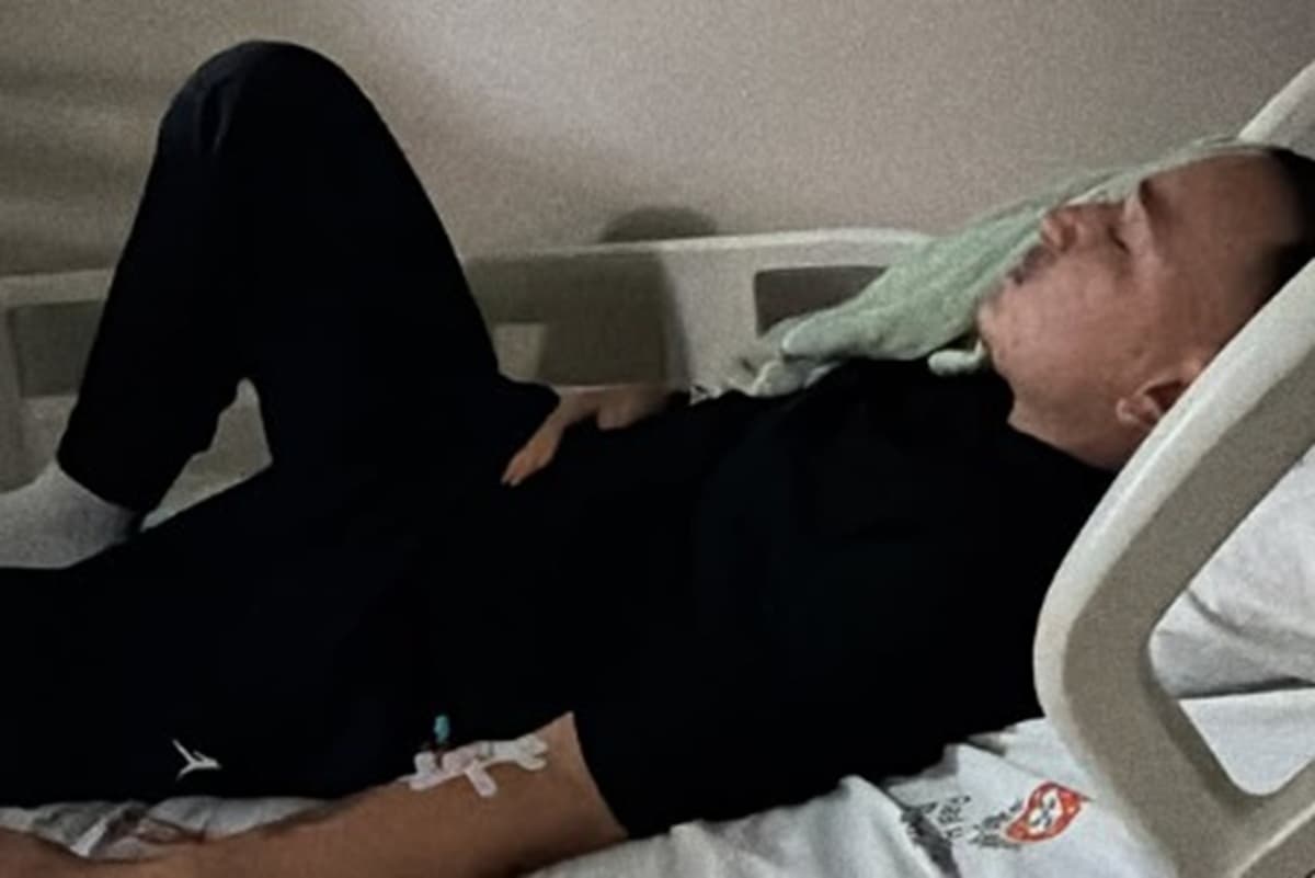 João Gomes em maca de hospital com Ary Mirelle ao lado