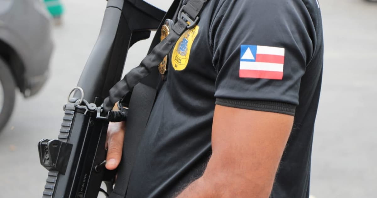 Viatura da Polícia Civil da Bahia em frente a delegacia