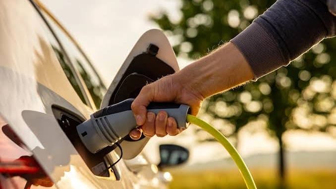 Estação de recarga de carro elétrico instalada em garagem de condomínio