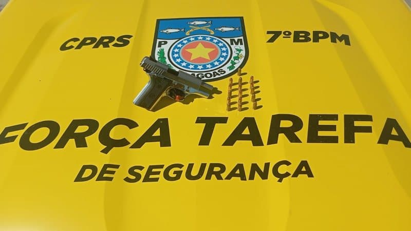 Policial militar durante abordagem a motociclista no sertão de Alagoas