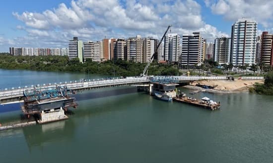 Obras de duplicação da Ponte Godofredo Diniz em Aracaju com equipamentos de grande porte sobre a estrutura