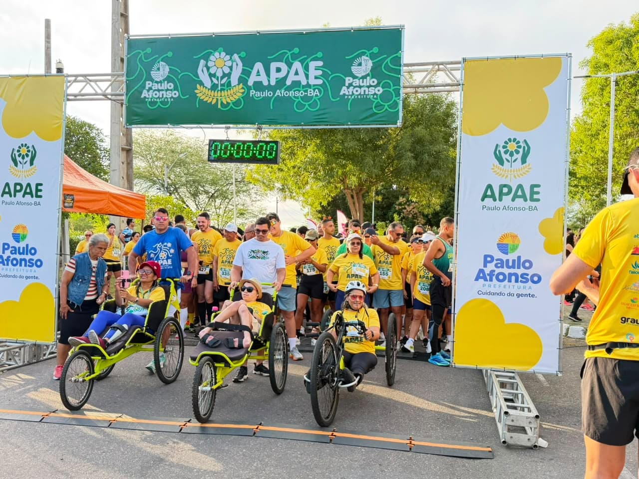 Participantes com deficiência durante corrida de rua inclusiva em Paulo Afonso