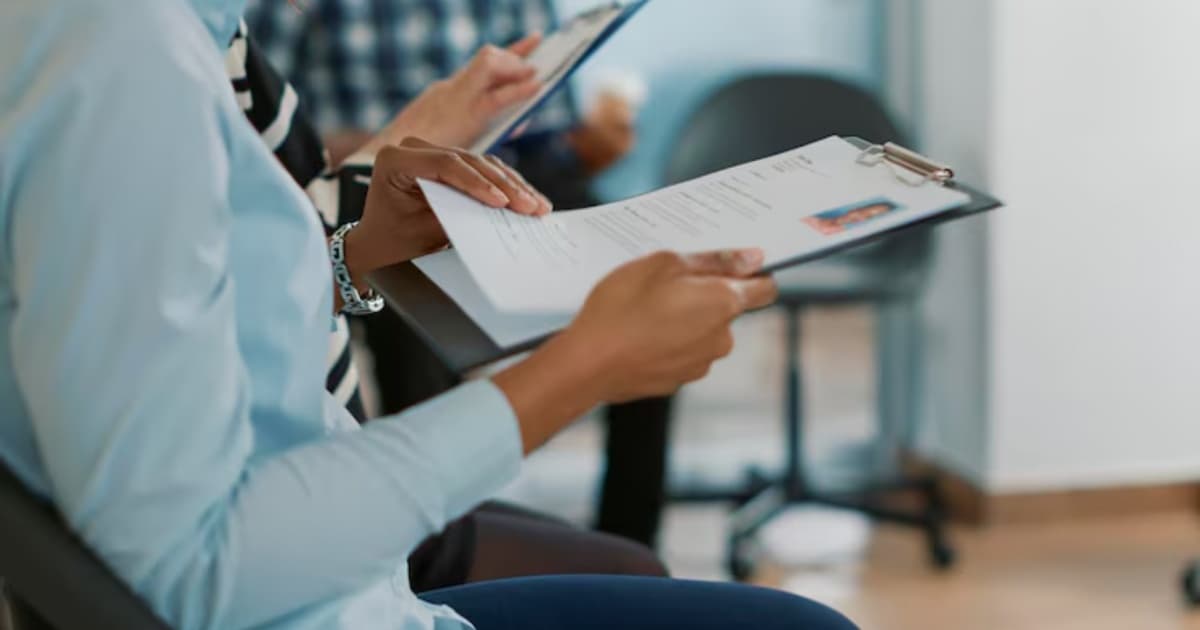 Painel de vagas de emprego do SineBahia em unidade de atendimento