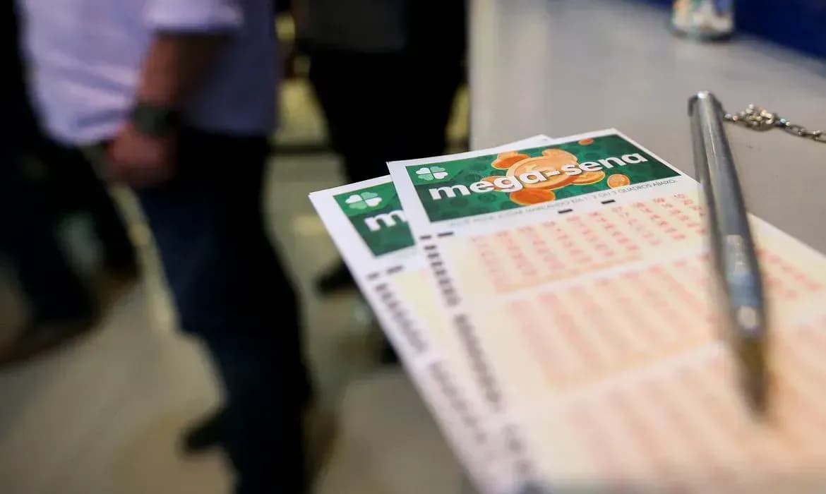 Volante e globo de sorteio da Mega-Sena da Caixa Econômica Federal