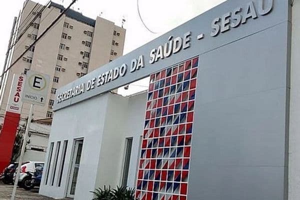 Fachada da Secretaria de Estado da Saúde de Alagoas (Sesau) durante a Operação Estágio IV da PF