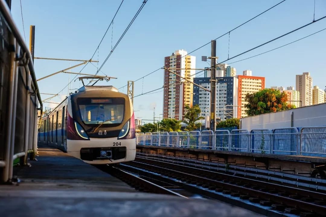 Estação do Metrô de Salvador com movimento de passageiros