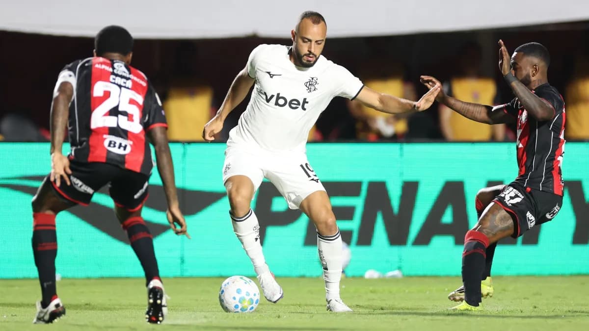 Jogadores discutem em campo durante partida entre Vitória e Botafogo no Barradão