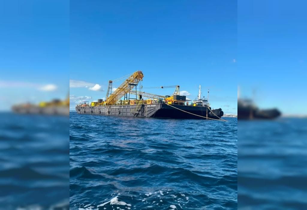 Embarcação de 77 metros vai dar suporte à cravação de estacas no trecho marítimo da obra da ponte.