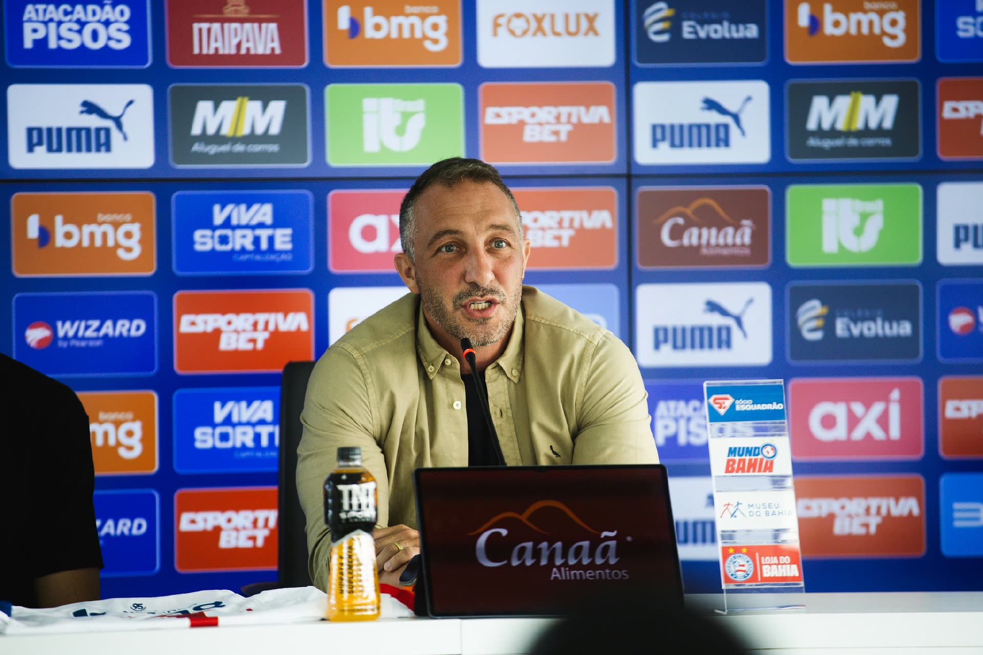 Diretor de futebol do Bahia Cadu Santoro ao lado do zagueiro espanhol Marco Moreno durante apresentação oficial