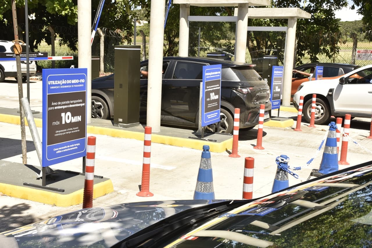 Fachada do Aeroporto Internacional de Salvador com área de embarque e desembarque