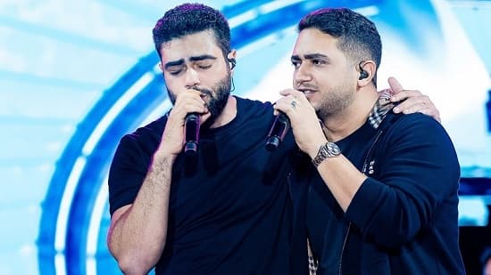 Show de Henrique e Juliano em palco de vaquejada no Nordeste