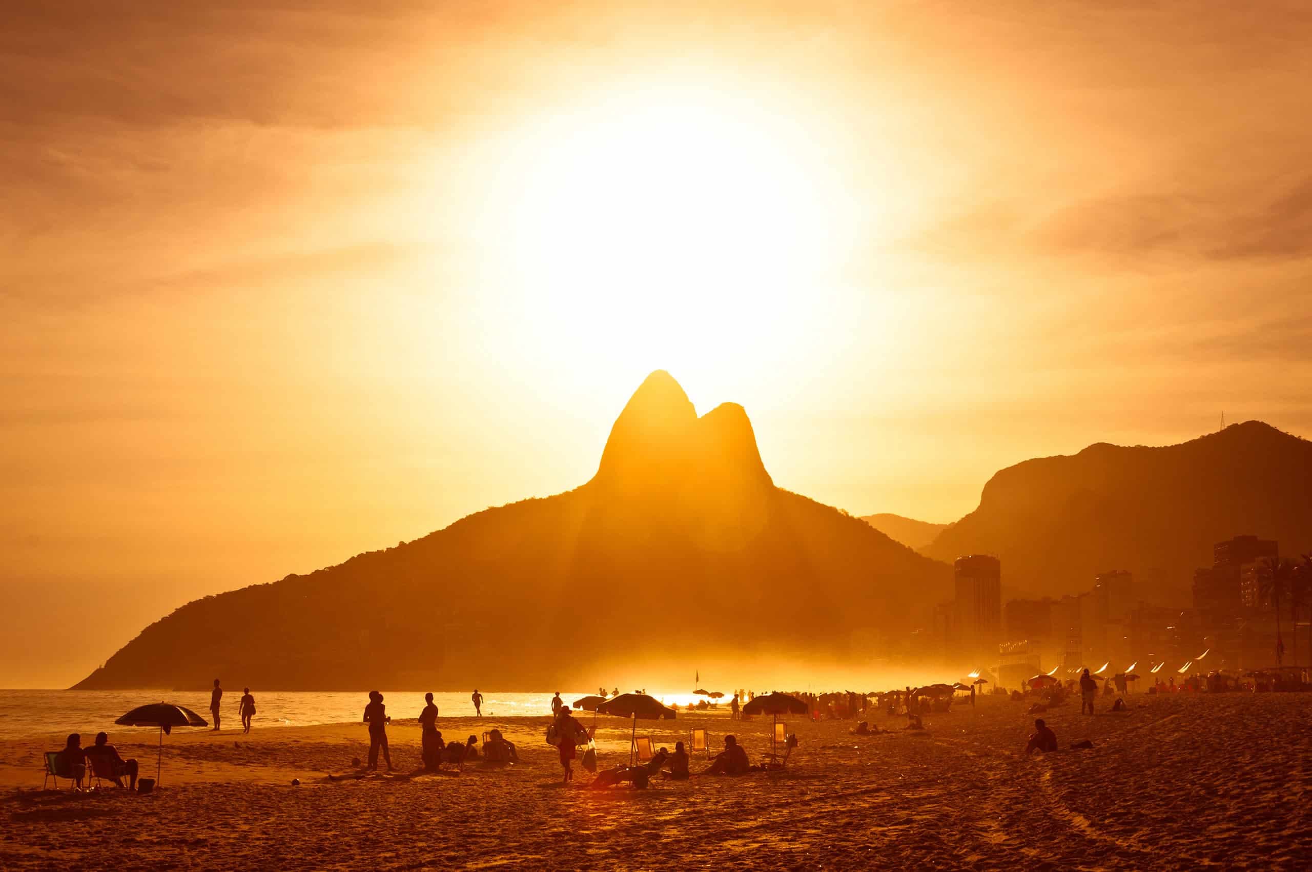 Folia deve ser regada a forte calor e pouca chuva na maioria das regiões brasileiras (Imagem: dabldy/iStock)