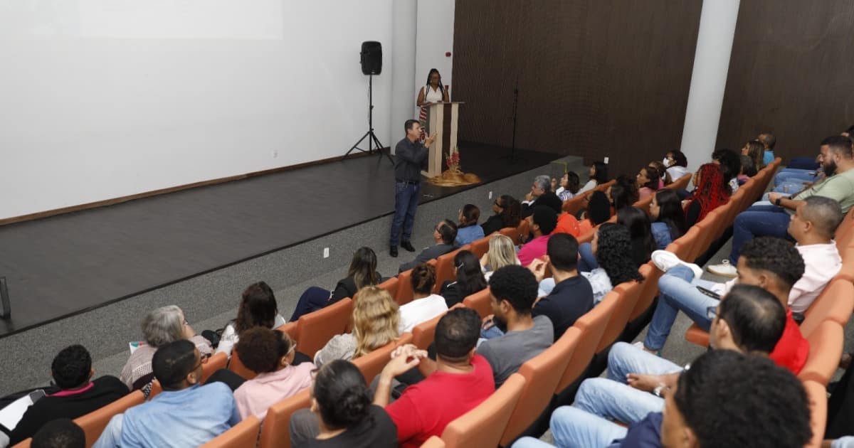 Alunos em sala de aula de curso técnico profissional na Bahia