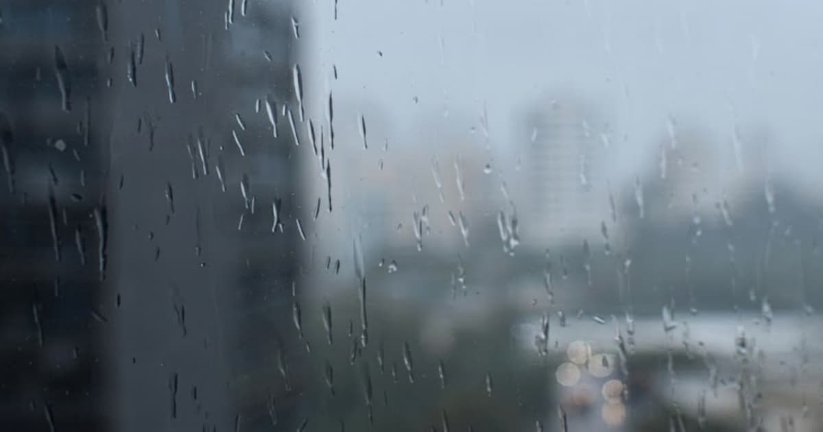 Nuvens carregadas sobre o litoral baiano com ventos fortes e mar agitado