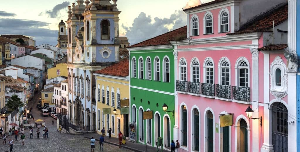 Vista do Farol da Barra em Salvador, um dos principais pontos turísticos da Bahia