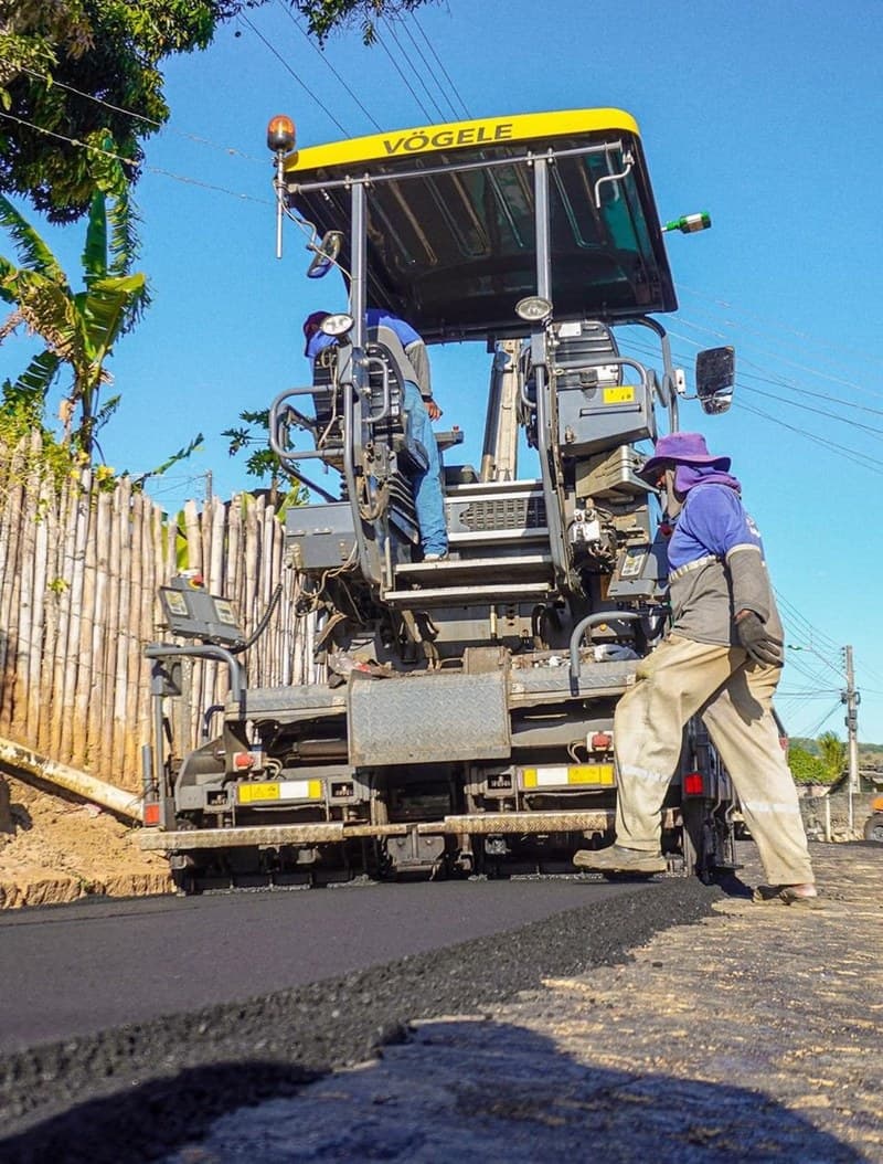 Obras de pavimentação e drenagem em rua de município do sertão de Alagoas