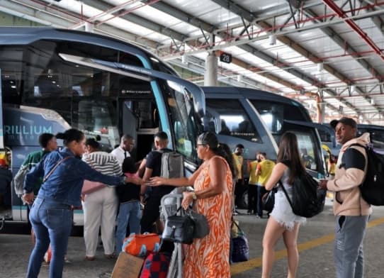 Movimento intenso de passageiros na Nova Rodoviária de Salvador durante o São João 2026
