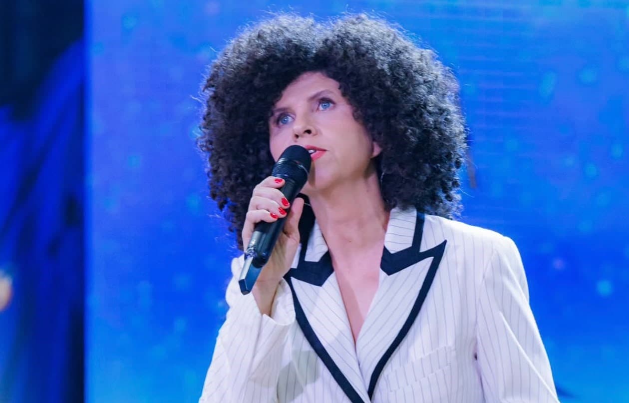 Apresentação no Largo da Tieta une sucessos da cantora a releituras de Luiz Caldas