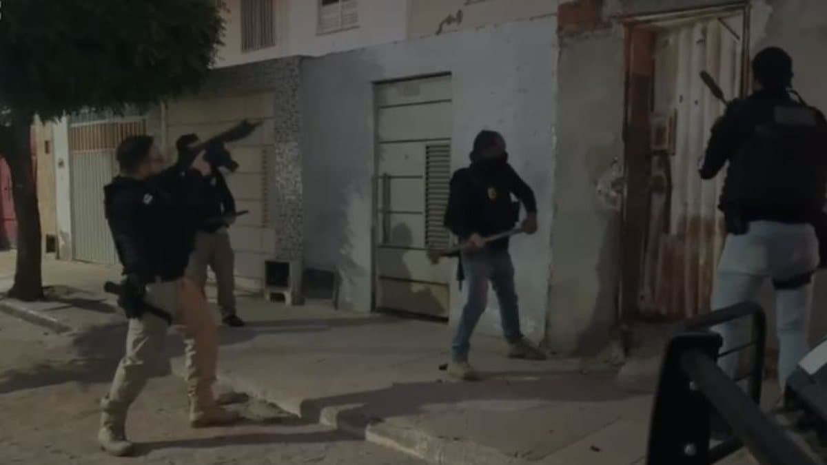 Policiais civis durante operação integrada contra facções criminosas na Bahia